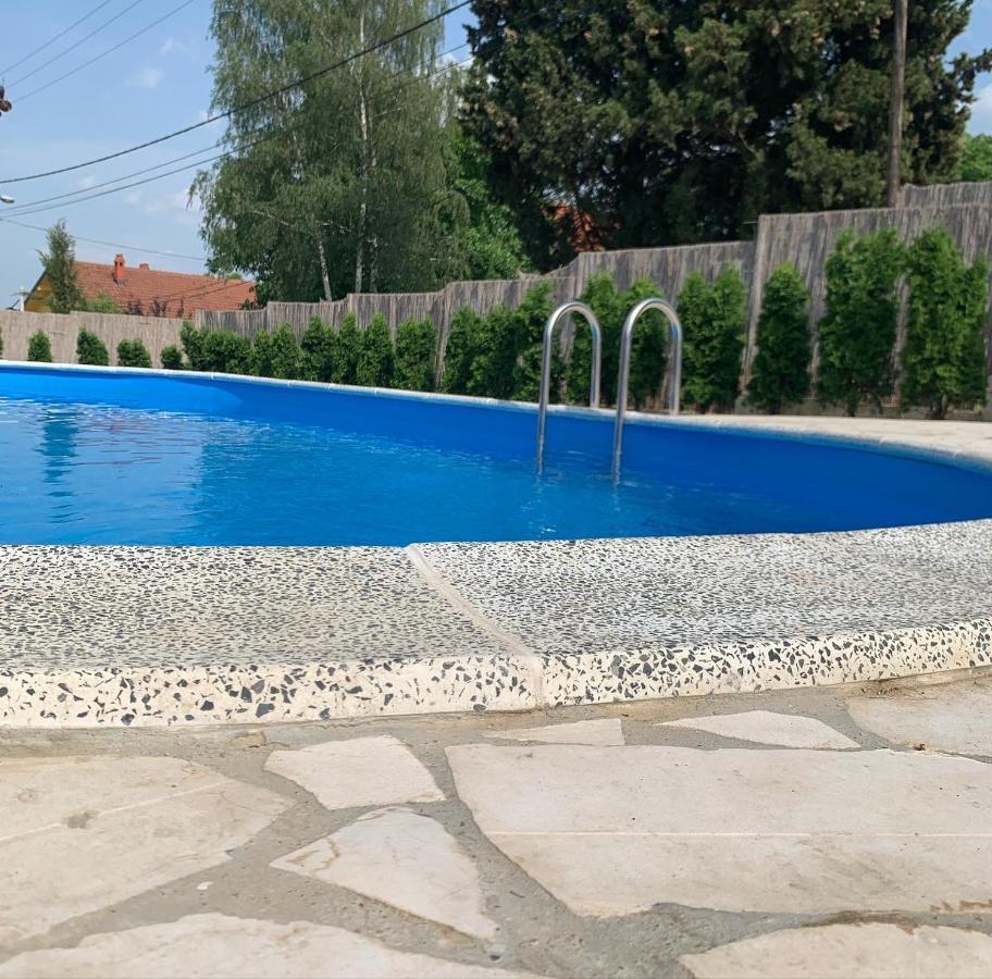 Mika'S Poolhouse Villa Белград Екстериор снимка