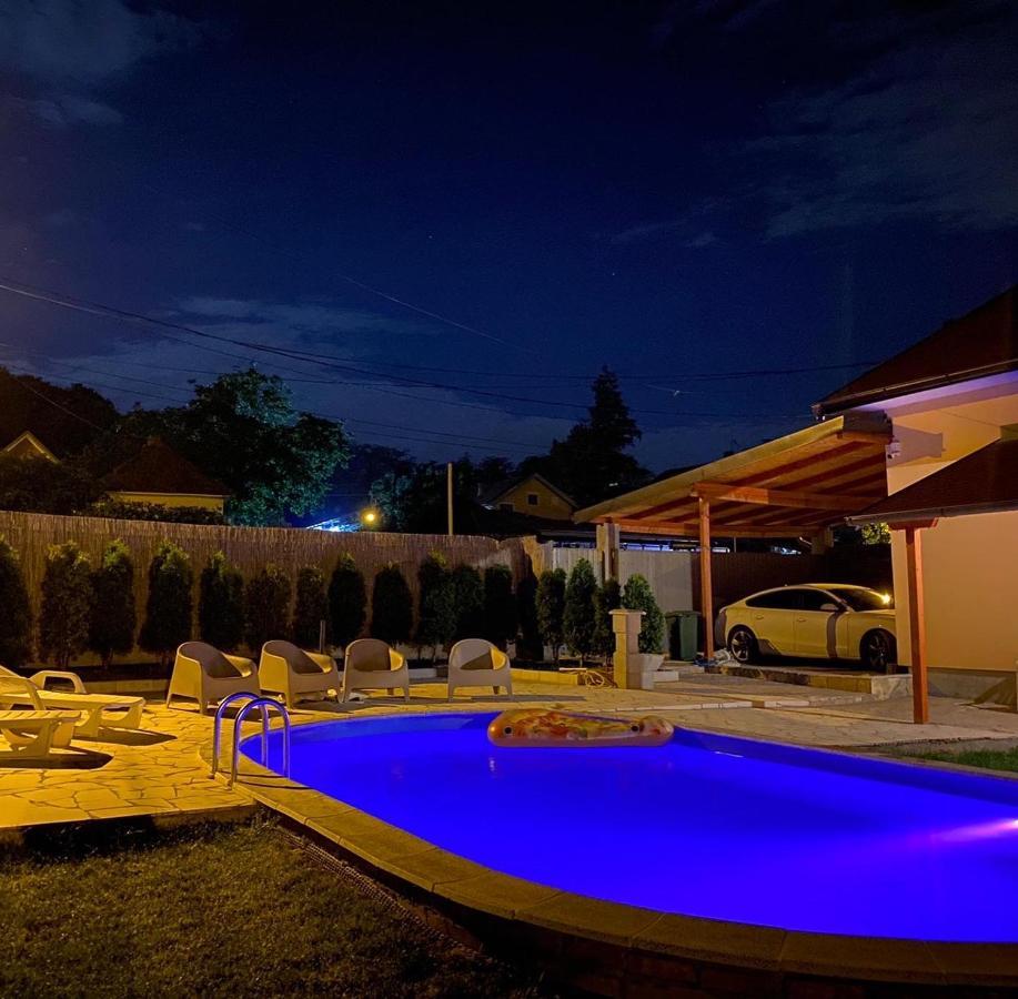 Mika'S Poolhouse Villa Белград Екстериор снимка