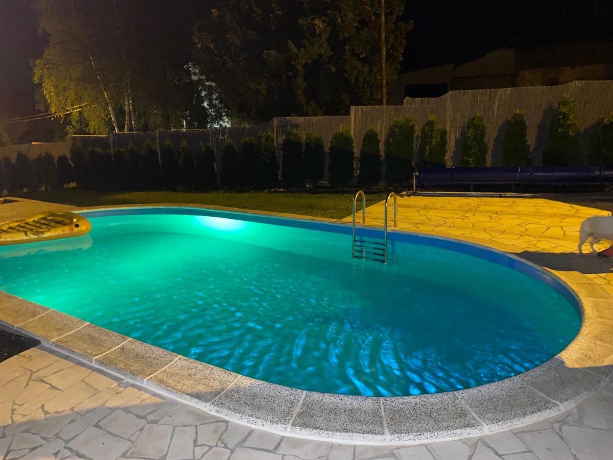 Mika'S Poolhouse Villa Белград Екстериор снимка