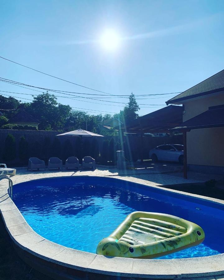 Mika'S Poolhouse Villa Белград Екстериор снимка