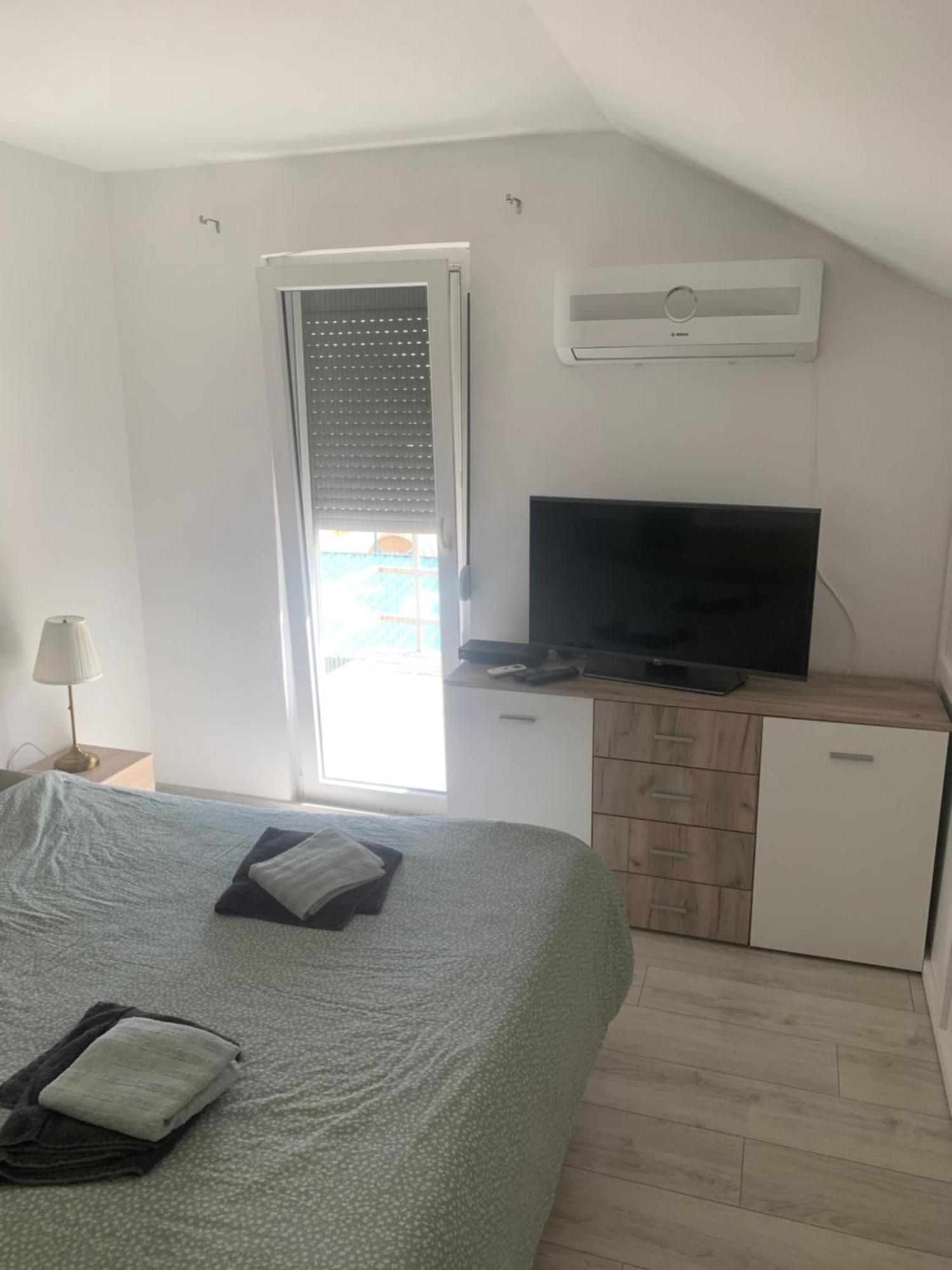 Mika'S Poolhouse Villa Белград Екстериор снимка