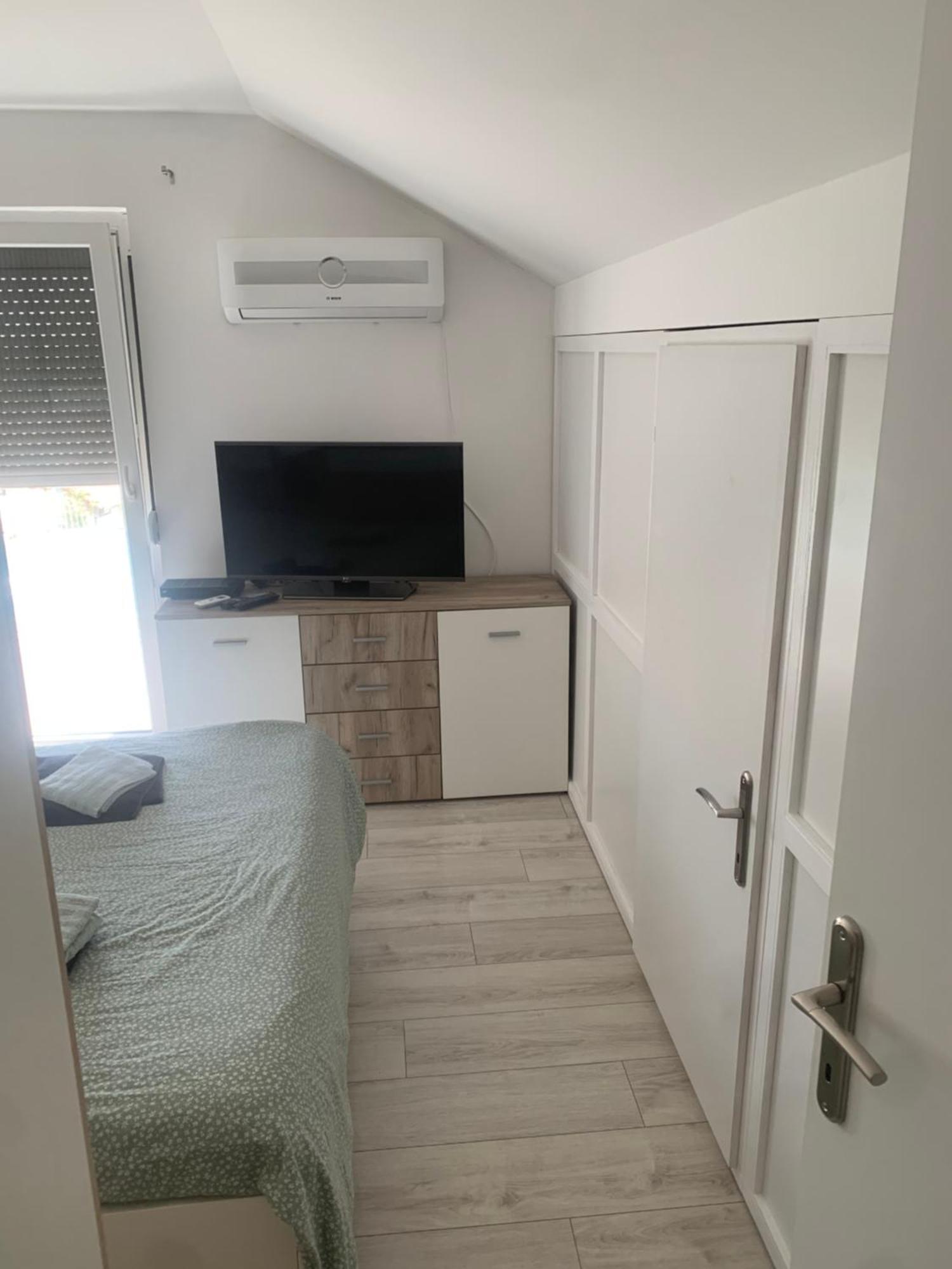 Mika'S Poolhouse Villa Белград Екстериор снимка